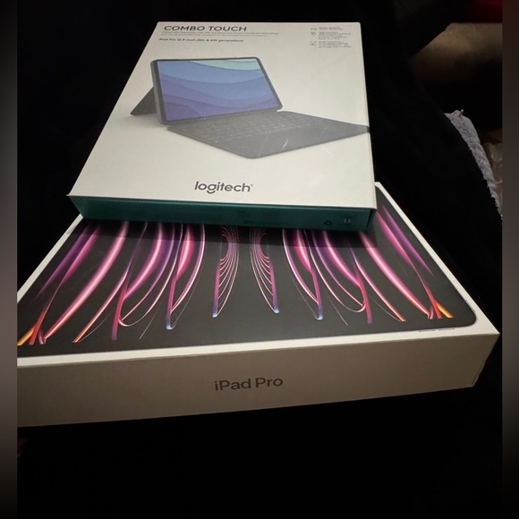 Like New 128 GB Apple iPad Pro 12.9” with Keyboard case - Picture 4 of 12